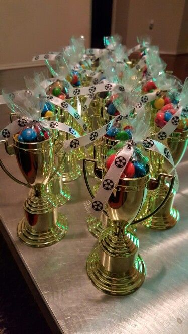 Funny Promposal, Soccer Party Decorations, Soccer Banquet, Soccer Party Favors, Soccer Theme Parties, Festa Hot Wheels, Soccer Birthday Parties, Proposal Ideas Flowers, Sports Birthday Party