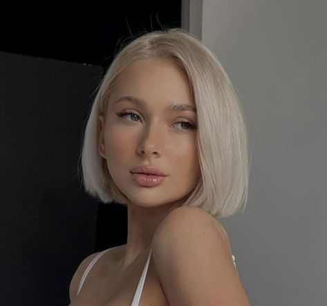 Bleach Blonde Bob, Short Platinum Hair, Beachy Hairstyles, Short Hair Transformation, Stacked Haircut, Baby Blonde Hair, Short Platinum Blonde Hair, Platinum Blonde Bobs, Perfect Blonde Hair