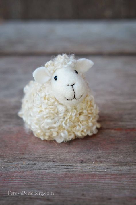 Needle Felted Sheep by Teresa Perleberg Felted Sheep, Sheep Crafts, Needle Felting Diy, Needle Felting Tutorials, Pom Pom Crafts, Sheep And Lamb, Needle Felting Projects, Felt Baby, Oita