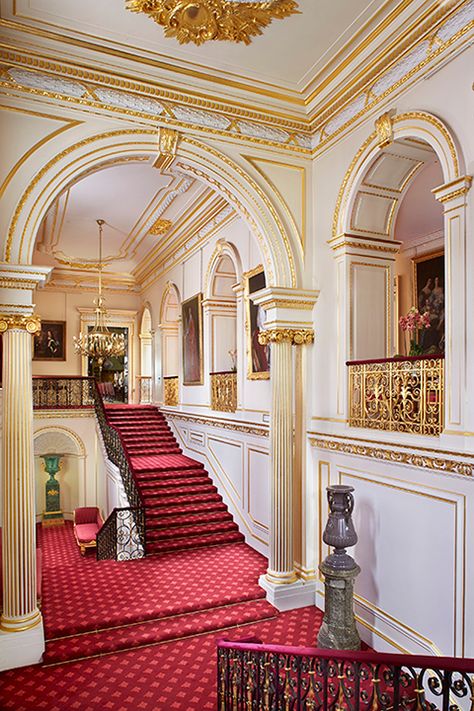 Visitors to London may recognize the red brick building at the bottom of St. James’ Street—St James’ Palace—and its location near many Pall Mall clubs and boutique hotels. St James Palace, Red Brick Building, Classical Interior Design, St James's Palace, British Homes, Classical Interior, Palace Interior, Pall Mall, Royal Residence