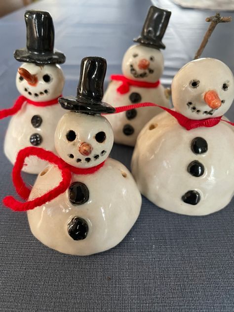 Pinch Pot Snowman, Pinch Pot Christmas Ideas, Winter Ceramics, Pinch Pot Ideas, Art Room Inspiration, Clay Pinch Pots, Pottery Pinch Pot, Snowman Ideas, Ceramic Pinch Pots