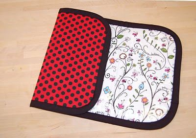 Waterproof diaper changing pad - possibly for all the baby girls popping up around me! Baby Girl Diy Gifts, Baby Changing Pad, Diaper Changing Pad, Baby Sewing Projects, Baby Projects, Baby Changing, Diaper Bags, Trendy Baby