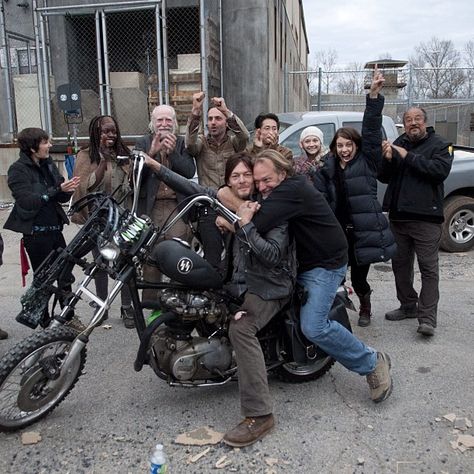 The Walking Dead, Season 3! & That's a wrap! Walking Dead Zombies, Walking Dead Cast, The Walking Dead Tv, A Group Of People, Dead Zombie, Fear The Walking, Andrew Lincoln, Fear The Walking Dead, Group Of People