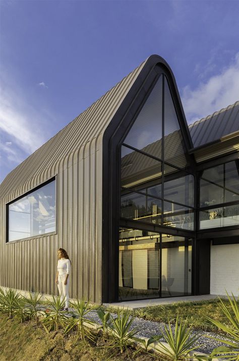 estudio felipe escudero designs a series of gable roofs clad in black aluminium Galvanized Metal Roof, Aluminium Roof, Zinc Roof, Office Architecture, Roof Architecture, Aluminum Roof, Gable Roof, Exterior Remodel, House Roof