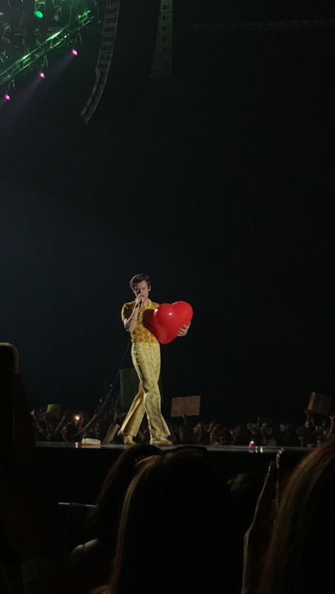 Harry Styles Heart Balloon, Harry Styles Balloon, Harry Styles Valentines, Harry Styles Looks, Boy Styles, Harry Styles Love On Tour, Red Balloon, Heart Balloons, Harry Edward Styles