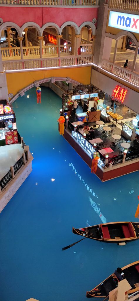 View in mall #venice #Delhincr #water #brands Delhi Mall Snap, Vr Mall Surat Snapchat, Venice Mall Noida, Attitude Girl, Travel Infographic, Mall Design, Business Inspiration Quotes, Cross River, Boy Pic