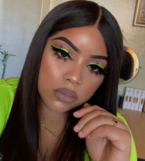 Neon Green Festival Hair, Neon Green And Black Eyeshadow, Neon Green Festival Makeup, Neon Green And Black Rave Outfit, Neon Green Eyeliner Looks, Neon Green Festival Outfit, Neon Glow Makeup, Neon Eyeliner Makeup, Black And Neon Green Makeup