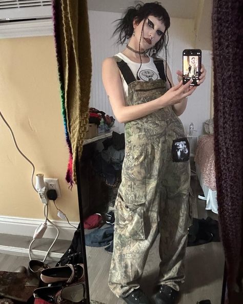 Punk Overalls Outfit, All Black Skater Outfit, Overall Alt Outfits, Alternative Overalls, Alt Overalls Outfit, Chaoscore Outfits, Camo Overalls Outfit, Loser Core Outfits, Losercore Outfits