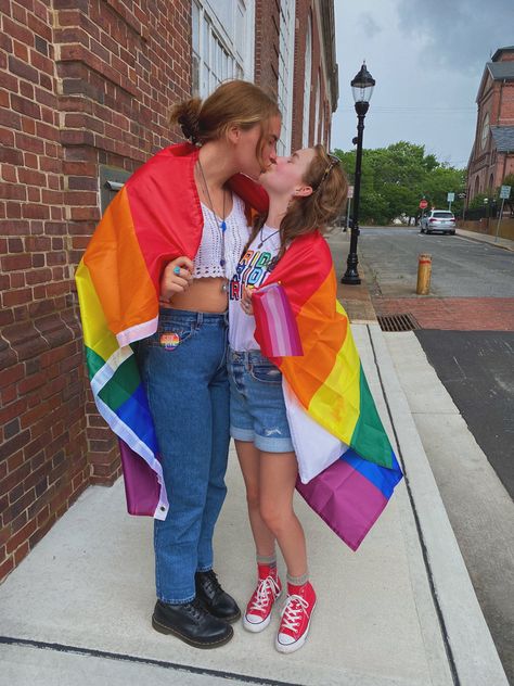 Photo Shoot Pictures, Y2k Alt, Lesbian Flag, Gay Aesthetic, Lgbt Love, Pride Parade, Lgbtq Pride, Lgbt Pride, Foto Inspiration