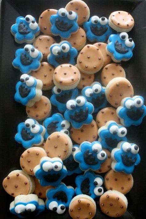 Cookie Monster Cookies | Arte en Galletas | Pinterest | Japanese Yummy ≧◡≦ | Pinterest Chocolate Chip Cookies Decorated Ideas, Funny Royal Icing Cookies, Decorated Chocolate Chip Cookies, Cookie Monster Cookies, Cookie Monster Party, Cookie Monster Birthday, Sugar Cookie Designs, Pretty Cookies, Cookies For Kids