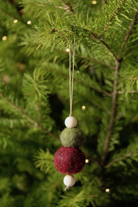 Felting Shoes, Felted Decorations, Felting Christmas, Felt Ball Crafts, Felted Ornaments, Scandinavian Christmas Ornaments, Tovad Ull, Diy Felt Christmas Ornaments, Needle Felted Christmas