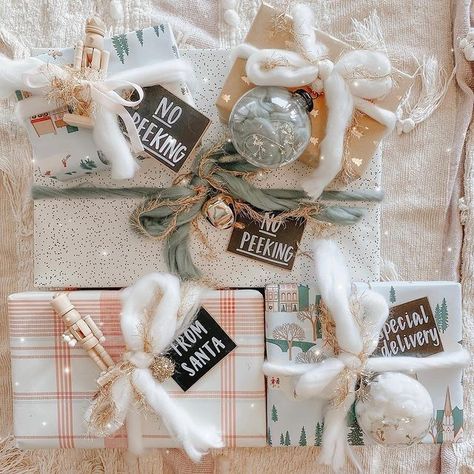 Wrapping With Yarn, Yarn Gift Wrapping, Aurelie Erikson, Xmas Gift Wrap, Holiday Gift Wrapping, Holiday Inspo, Yarn Gifts, Gift Wrapping Inspiration, Holiday Wrapping