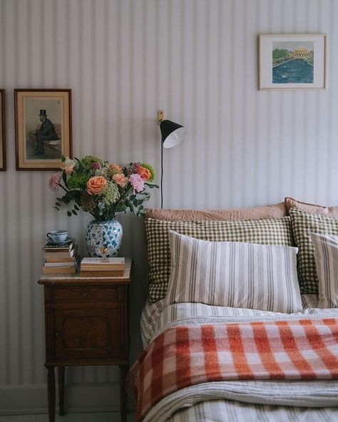 Cozy Country Home Bedroom, Shiplap Entire Bedroom, Cozy Art Deco Bedroom, Blue Bedroom Eclectic, Large Living Room Paint Colors, New England Aesthetic Bedroom, Colorful Walls Bedroom, Pattern Mixing Bedding, Cozy Antique Bedroom