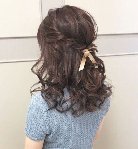 24 SPECTACULAR HAIRSTYLES FOR SHORT HAIR - julsweek Medium Hoco Hairstyles, Hairstyle Prom Medium Hair, Hairstyles Wavy Short Hair, Hoco Hairstyles Mid Length Hair, Hairstyles For Graduation Short Hair, Medium Hair Styles Curly, Short Hair Styles For Party, Ateez Hairstyle, Hairstyle Ideas For Medium Length Hair