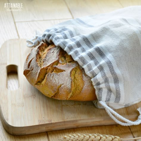 Wondering how to keep bread fresh? Here's how to make a DIY linen bread bag to keep bread fresh longer. You can make a bag from thrifted linen in 15 minutes! You'll never wonder how to keep bread fresh again. #sewingproject # Bread Cloth Pattern, Sourdough Bread Bag Pattern, Sewing Bread Bags, Linen Bags Handmade, Diy Bread Bag, Bread Bags Diy Sewing, Store Homemade Bread, Sourdough Bowl, Beeswax Diy