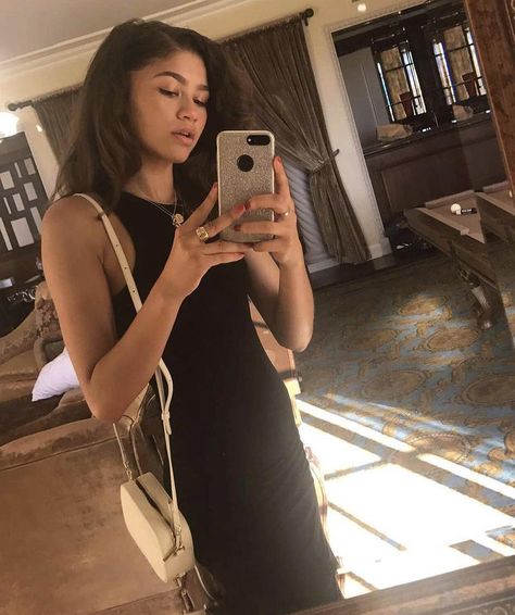 Zendaya Mirror Selfie, Zendaya Selfie, Claire Kyle, Joe Taylor, 5 Member Girl Group, Aesthetic Memes, Teen Movies, Selfie Mirror, Movie Set