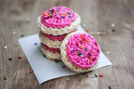 Frosted Crochet Cookie Pattern Crochet Cookie, Crochet Cake, Repeat Crafter Me, Crochet Baby Gifts, Food Patterns, Crochet Food, Crochet Amigurumi Free Patterns, Crochet Goodies, Cookie Frosting