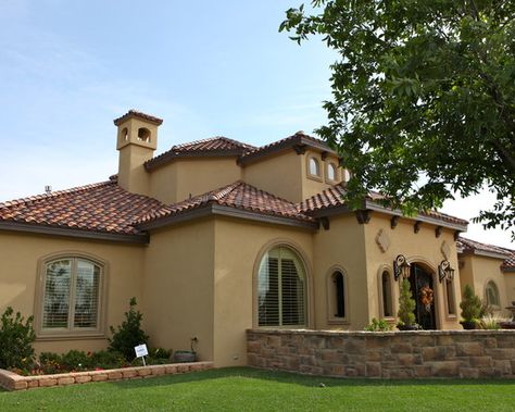 Mediterranean Exterior Design, Pictures, Remodel, Decor and Ideas - page 136 Tuscan House Exterior Paint Colors, Mediterranean Exterior Paint Colors, Italian Style Home Exterior, Terracotta Roof House Exterior Colors, Tuscan House Exterior, Modern Mediterranean Exterior, Terracotta Roof House, Cottage Facade, Cottage Colours