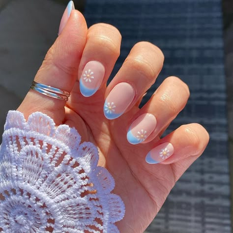 Blue Tips With Daisy Nails, Blue Daisy Nails, Vibey Nails, Acrylic Nails Light Blue, Pastel Blue Nails, Uñas Aesthetic, Light Blue Nails, Baby Blue Nails, Cute Short Nails