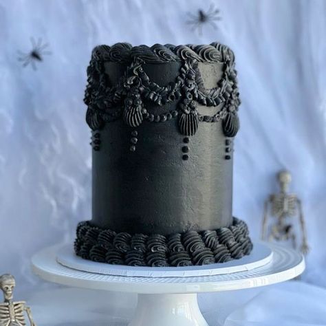 Cakes By Sumeyya Demircioglu on Instagram: "Getting ready for Halloween 🎃 #halloween #halloweencake #halloweencakes #blackcake #vintagecake #vintagecakes #melbournecakes #melbournecake #melbournecakedecorator #melbournefoodie #melbournefoodies #birthdaycakes #cakes #cakedecorator #spookyseason #october" Halloween Lambeth Cake, Black Lambeth Cake, Gothic Cakes, Bakery Window, Cute Halloween Cakes, Lambeth Cake, Gothic Cake, Black And Gold Cake, Cake Competition