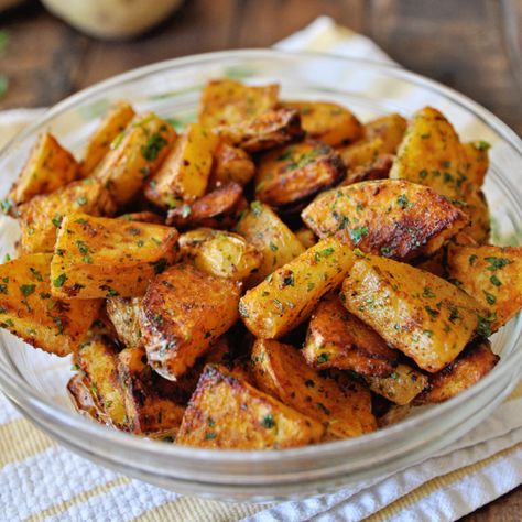 Roasted Spanish Potatoes with Paprika and Parsley - Spain on a Fork Spanish Potatoes, Perfect Roast Potatoes, Tapas Dishes, Tapas Recipes, Potato Sides, Spanish Dishes, Potato Side Dishes, Potatoes Recipe, Potato Dishes