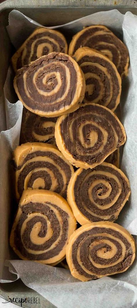 These no bake Chocolate Peanut Butter Pinwheels are easy with only 3 ingredients! They are made up of two layers of fudge, rolled together into a pinwheel shape! Peanut Butter Pinwheels, Pinwheel Cookies, Fudge Candy, Christmas Fudge, Dessert Simple, Peanut Butter Desserts, Butter Fudge, Chocolate And Peanut Butter, Butter Recipes