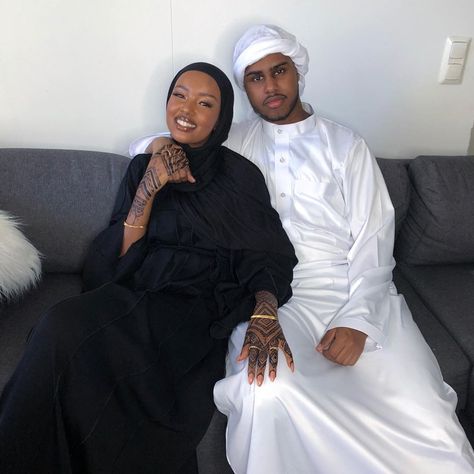 21🎈 Engagement Photos Muslim, Somali Wedding, Marriage Inspiration, Black Relationship Goals, Womens Black Booties, Mode Turban, Muslim Couple Photography, Muslim Family, Muslim Outfits Casual