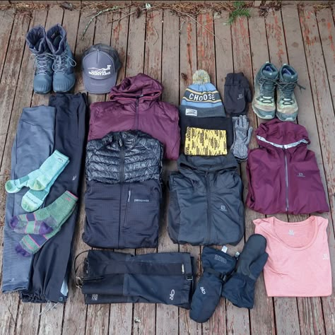 Winter Backpacking Gear, Winter Hiking Packing List, Hiking Must Haves Women, Trekking Outfit Women Mountain Winter, Hiking Winter Outfit, Snow Hiking Outfit, Winter Hiking Outfit Women, Hiking Layers, Winter Hiking Gear