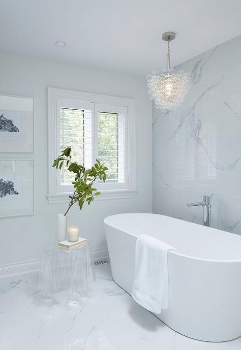 Bathroom Lighting Over Tub, Bubbles Chandelier, Oval Bathtub, Bathroom Chandelier, Beautiful Bathtubs, Luxury Bathroom Master Baths, Modern Bathtub, House Work, Bad Inspiration