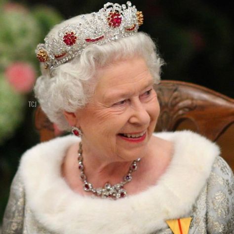 Rainha Elizabeth II on Instagram: “Her Majesty the Queen Elizabeth II of the United Kingdom🇬🇧 “The Queen of the world” 👑 #rainhaelizabeth #queenelizabeth #elizabethII…” Claudia Lars, The Queen Of England, State Banquet, Gordon Brown, Rainha Elizabeth Ii, Queen Style, Reine Elizabeth Ii, Sunday Church, Philip Treacy