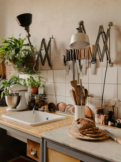 Cheap Kitchen Decor, Vintage Apartment, Berlin Apartment, Rustic Home Interiors, Minimalist Home Interior, Hippie Home Decor, Cheap Kitchen, Classic Home Decor, Cute Home Decor