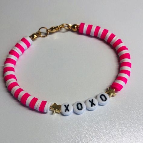 Xoxo Clay Bead Bracelet, Cute Pink Polymer Clay Bracelet, White Polymer Clay Beaded Bracelets With Letter Beads, Valentine Clay Bead Bracelet Ideas, White Beaded Bracelets With Letter Beads In Polymer Clay, Trendy Pink Beaded Polymer Clay Bracelets, Bracelet Stuff, Heishi Bracelets, Preppy Bracelets