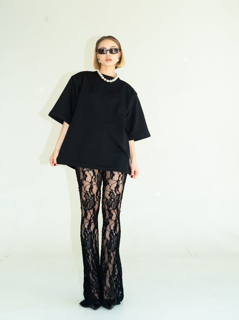 Black Wear Woman, All Black Vintage Outfit, Iconic Black Outfits, Lace Up Outfits, All Black Lace Outfit, New Orleans Day Outfit, Flare Pants And Oversized Shirt, Creative Styling Fashion, Lace Black Pants