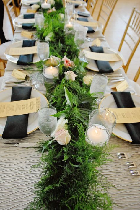 Table Centrepiece Ideas, Spring Centerpieces, Log Centerpieces, Centrepiece Ideas, Spring Table Settings, Table Runner Diy, Table Centerpiece Decorations, Spring Centerpiece, Floral Table Runner