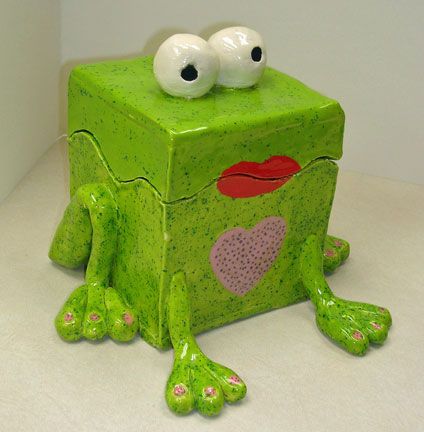 Lidded frog box created by one of my students. Box is 6X6X6inches. Clay Box Designs, Pandora Box Ceramics, Pandoras Box Ceramics, Clay Slab Box Ideas, Slab Building Pottery Ideas, Clay Box Ideas Ceramics, Elementary Clay, Frog Box, Box Sculpture