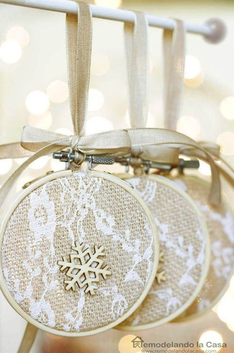 So beautiful and so EASY! Christmas Crafting - Embroidery hoop ornaments Embroidery Hoop Christmas, Embroidery Hoop Crafts, Diy Christmas Ornament, Christmas Hanging, Ornament Tutorial, Christmas Ornaments Homemade, Handmade Christmas Ornaments, Diy Printable, Christmas 2019