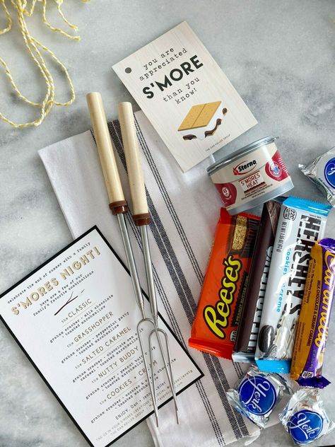 One of the easiest desserts of all time is a s'more.  Not only are they delicious, but making them doubles as a party activity!  So when my husband asked me to help him create a little treat he could gift his mortgage clients for referral business, I had the perfect end-of-the-summer treat:  A DIY S'mores Kit for a family night. || JennyCookies.com S’mores Kit Diy, S'more Gift Basket Ideas, S'more Gift Ideas, Smores Kit Gift, Smores Kit Diy, Diy Smores Kit, Smores Gift Basket, Easiest Desserts, Smores Party