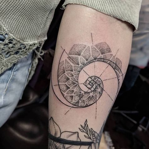 Fibanocci Sequence Tattoos, Fibonacci Spiral Tattoo, Trippy Tattoo Ideas, Golden Ratio Tattoo, Fibonacci Art, Japanese Hand Tattoos, Eclipse Tattoo, Chameleon Tattoo, Fibonacci Tattoo