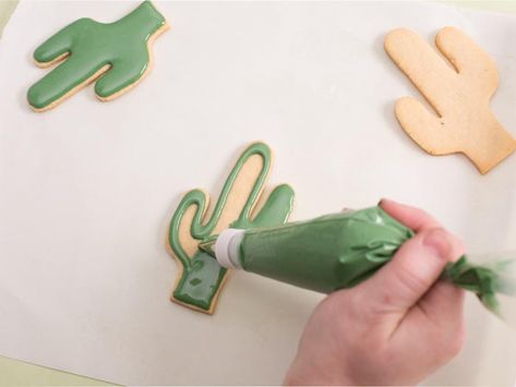 DIY: How To Bake Your Own Yummy Cactus Cookies Cactus Sugar Cookies, Engagement Party Cookies, Cactus Cookies, Royal Frosting, Embroidery Theme, Taco Twosday, Cookie Decorating Supplies, Delish Desserts, Cactus Embroidery