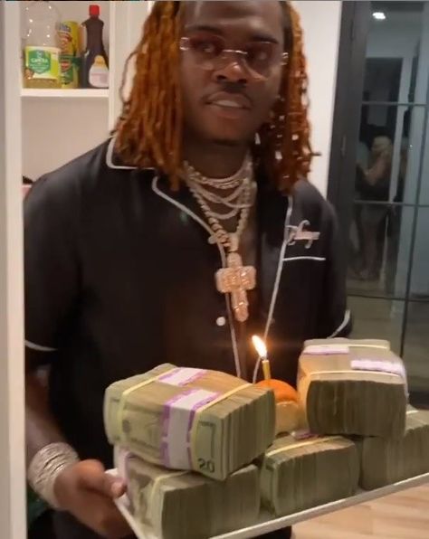 Gunna Rapper Pfp, Rappers Holding Money, Gunna Rapper Aesthetic, Rapper Birthday, Gunna Rapper, Woo Man, Kanye West Funny, Rapper Aesthetic, Young Mens Fashion