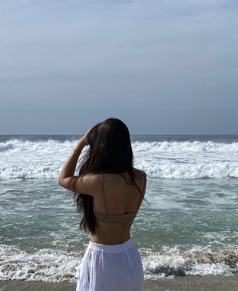 @zaraynaf Beach Ideas Pose, Beach Back Pose, Posing At The Beach, Beach Pose Ideas Aesthetic, Aesthetic Photos On The Beach, Beach Photos Ideas Instagram, Poses In Beach Photo Ideas, Pose In Beach, Beach Poses Photo Ideas