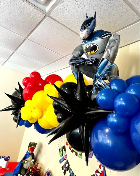 Superhero Birthday Balloon Arch Superman Balloon Garland, Superhero Balloon Garland, Superhero Balloons, Balloon Installation, Balloon Columns, Superhero Party, Superhero Birthday, 9th Birthday, 4th Birthday Parties