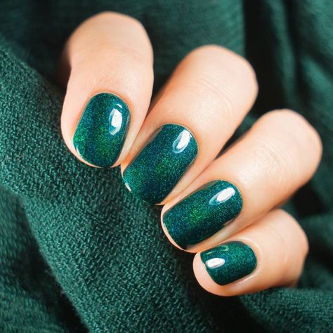 Beautiful Autumn nailspiration 💚 - green nails March Madness Nails, Colors For Pale Skin, Nail Colors For Pale Skin, Best Summer Nail Color, Emerald Nails, Summer Nail Polish, Dark Green Nails, Green Nail Art, Skin Images