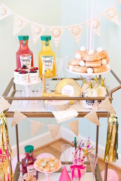 Mimosa and donut bar Brunch Party Decorations, Brunch Bar, Brunch Decor, Donut Bar, Brunch Table, Champagne Bar, Baby Shower Brunch, Cocktails Bar, Mimosa Bar