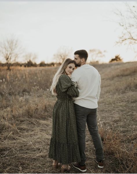 Plus Size Engagement Photos, Plus Size Photography, Plus Size Posing, Engagement Photo Outfits Fall, Engagement Picture Outfits, Photography Inspiration Portrait, Engagement Photos Fall, Couple Photoshoot Poses, Photoshoot Inspo