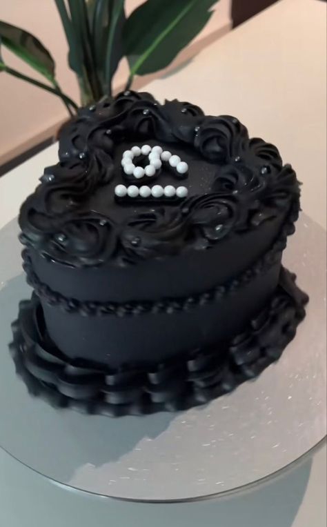 Pretty Birthday Cakes Black, Goth Birthday Cake Aesthetic, Libra Cake Ideas, 19 Cake Birthday, Nineteen Birthday Cake, Heart Cake Black, 19 Bday Cake, Goth Birthday Cake, Black Vintage Cake