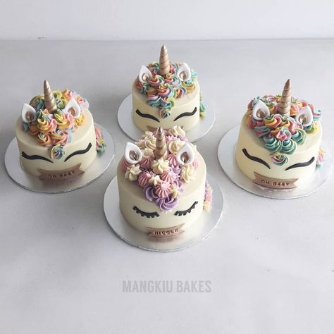 Mini unicorns~ 🦄🦄 Unicorn Bento Cake Design, Unicorn Mini Cake, Bento Cake Unicorn, Unicorn Cupcake Cake, Cake Workshop, Unicorn Cupcakes, Bento Cake, Unicorn Theme, Fondant Cupcakes