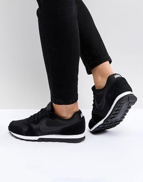 10 Best Shoes to Wear with Leggings - The Trend Spotter Shoes With Leggings, Nike Noir, Black Tennis Shoes, Shoes Outfit Fashion, Baskets Nike, Black Trainers, Sneakers Mode, Sneakers Outfit, Best Sneakers