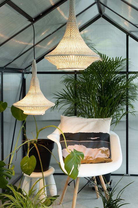 Zachte tinten maken van je woon- of buitenkamer een een rustgevende plek en deze rustieke lamp draagt er een mooi steentje aan bij.  Lees het hele artikel online! Gratis voor abonnees. Aan de Haak 34 los bestellen? Ga naar de webshop. Liever het patroon los in de mailbox? Bestel het hier! Het bericht Rustieke lamp verscheen eerst op Aan de haak. Crochet Hanging Lantern, Crochet Boho Lampshade, Lamp Haken, Macrame Shade Lamp, Crochet Lampshade, Macrame Lamp Shade Diy Pendant Lights & Chandeliers, English Shop, Crochet Magazine, Rustic Chandelier