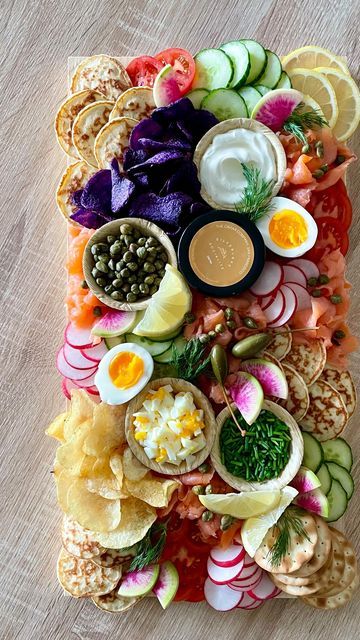 Caviar Board Ideas, Caviar Charcuterie Board, Caviar Board, Russian Easter, Charcuterie Ideas, Platter Board, Food Boards, Charcuterie Cheese, Party Trays